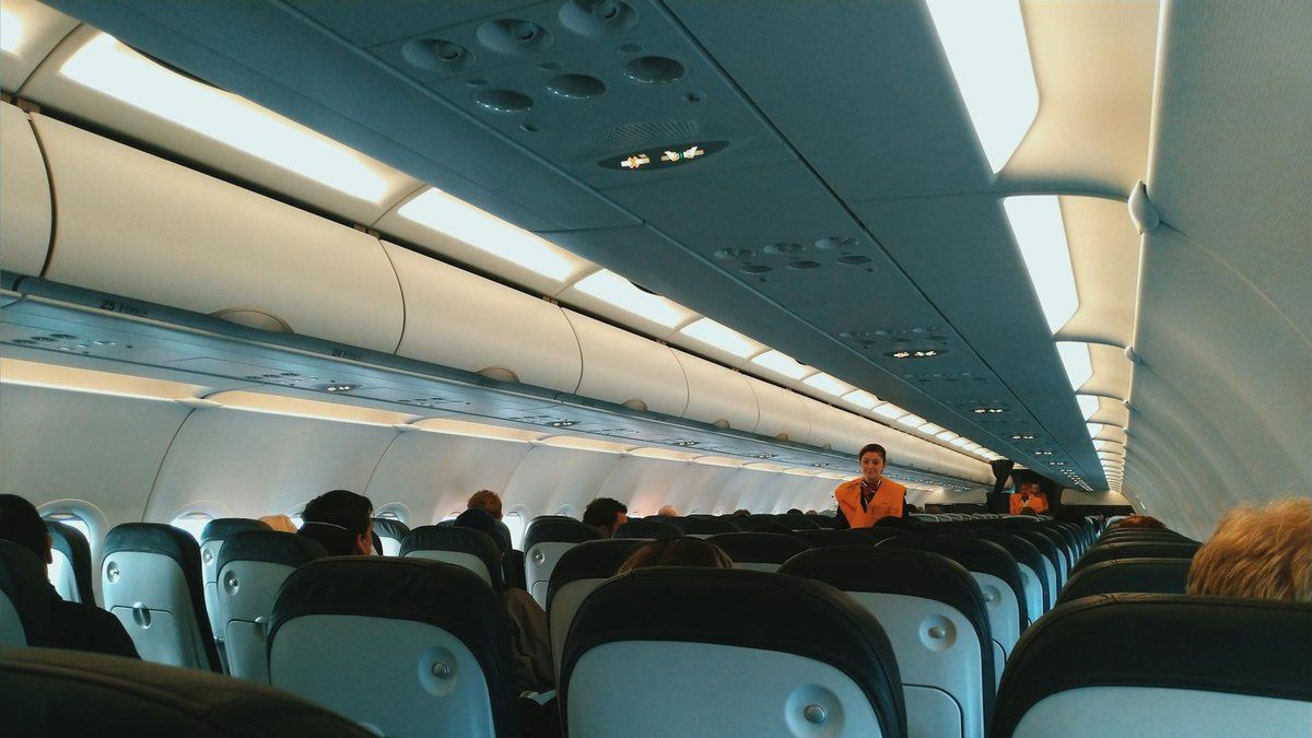 Un vol tragique : un passager décède en plein ciel et laisse les autres dans l'angoisse