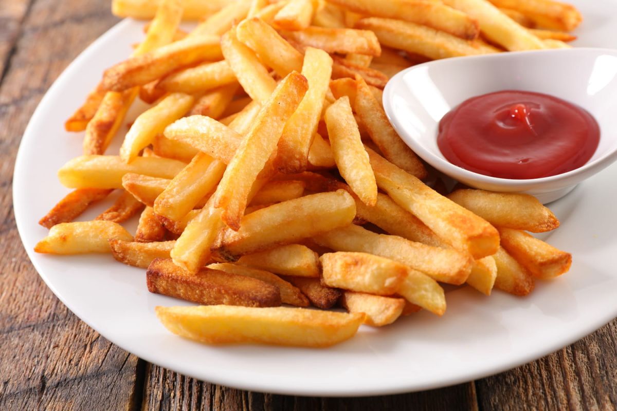 Rendez vos frites au four irrésistiblement croustillantes avec notre astuce surprise