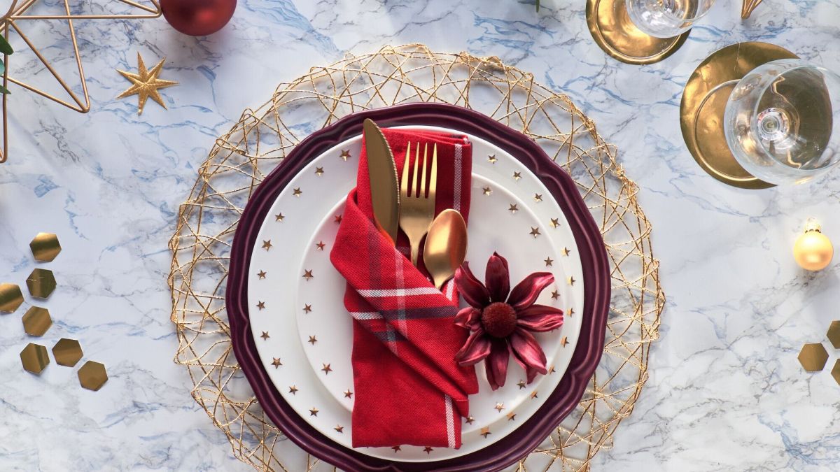 Cinq pliages de serviettes pour sublimer vos tables de fête
