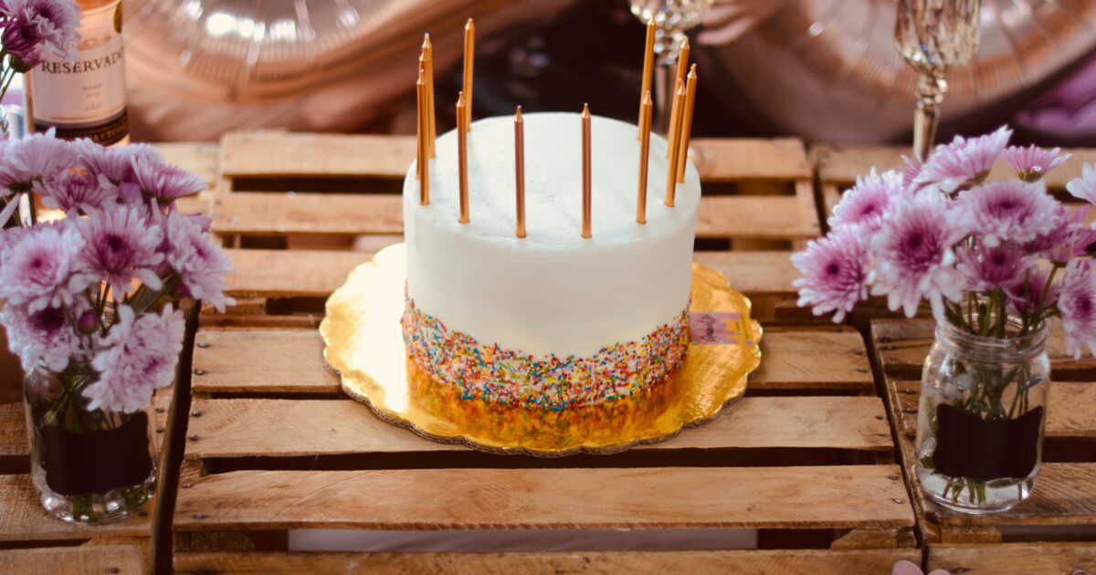 un gâteau d'anniversaire express au micro-ondes : la magie en 5 minutes