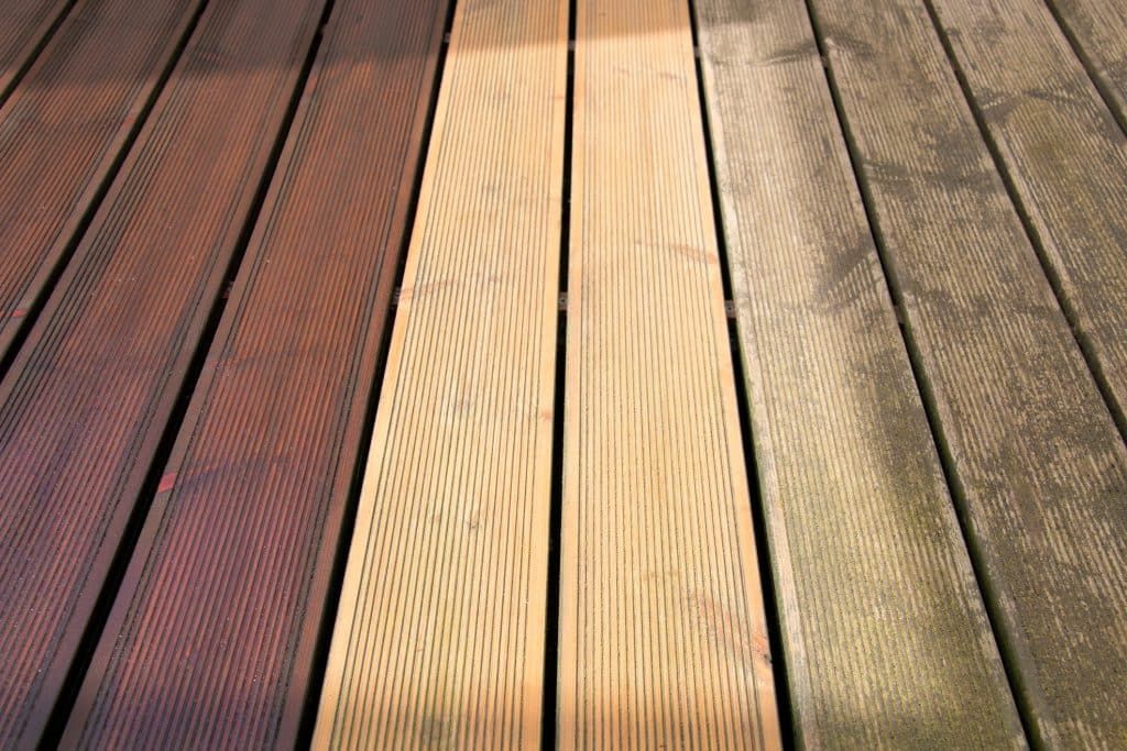 Dites adieu aux taches de terrasse en bois avec ces astuces économiques