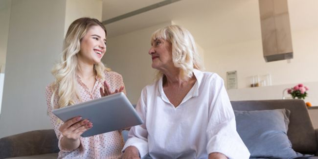 L'animateur en maison de retraite : un métier au cœur des échanges intergénérationnels