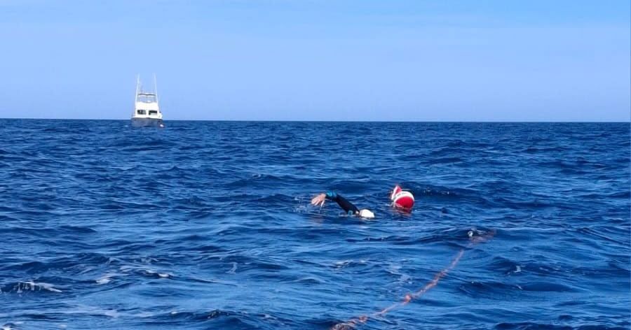 Un Landais brave les vagues et nage 30 km au-dessus du Gouf de Capbreton