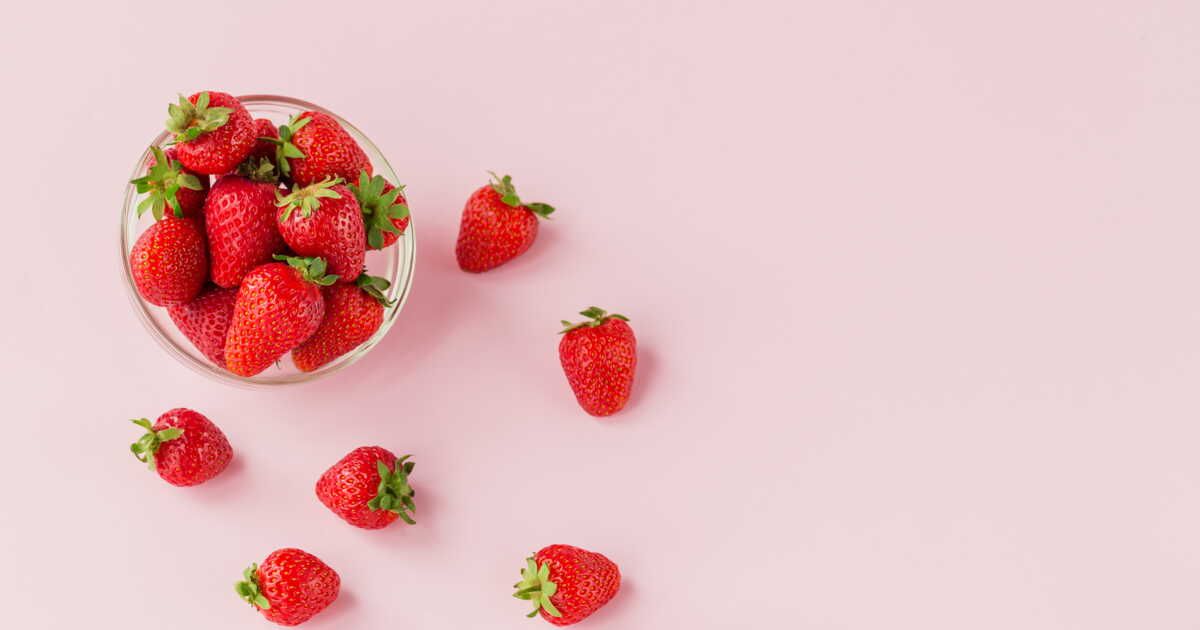 La recette de la salade de fraises anti-gaspi de Cyril Lignac
