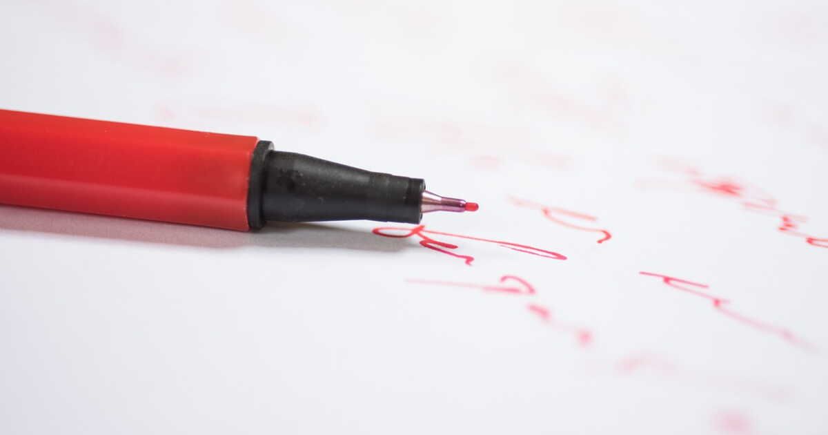 Comment retirer des traces de stylo sur un canapé en tissu ou sur un mur ?