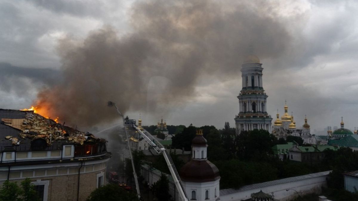 Kiev sous le choc : la cathédrale de la Dormition incendiée par les attaques russes