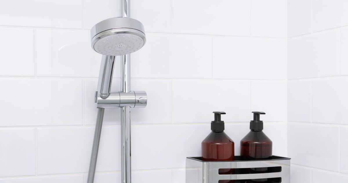 L'astuce infaillible pour fixer un support à ventouse dans votre salle de bain