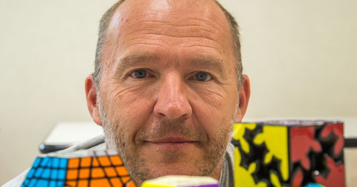 À Ivry la Bataille, Franck donne des cours de Rubik's Cube