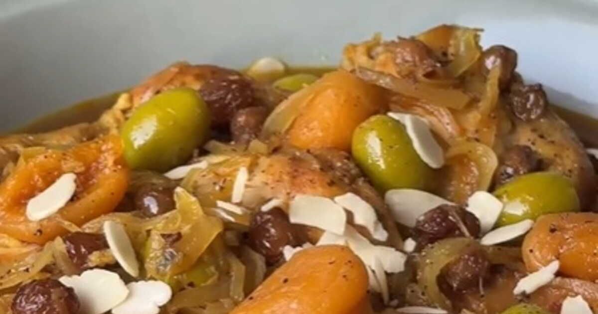 Un tajine de poulet aux fruits secs pour un voyage gustatif