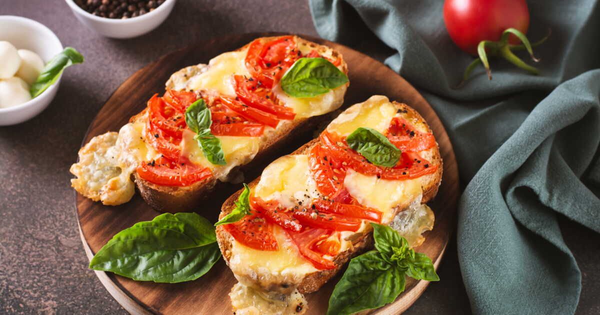 Bruschettas aux lardons et fromage de chèvre : une option rapide et délicieuse