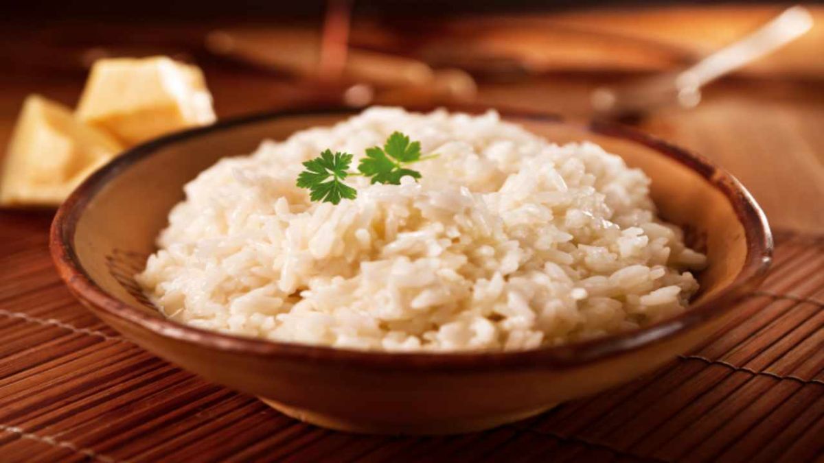 Transformez votre riz blanc en un plat savoureux grâce à ces astuces simples