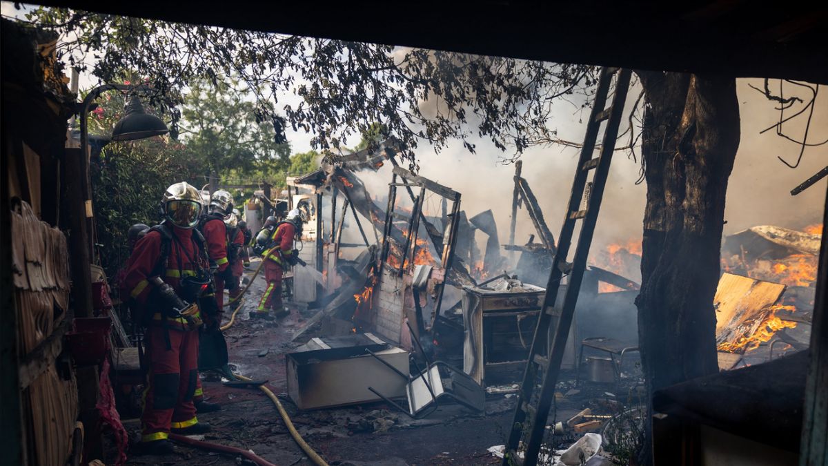Après un incendie dévastateur, le démantèlement du plus grand bidonville de France