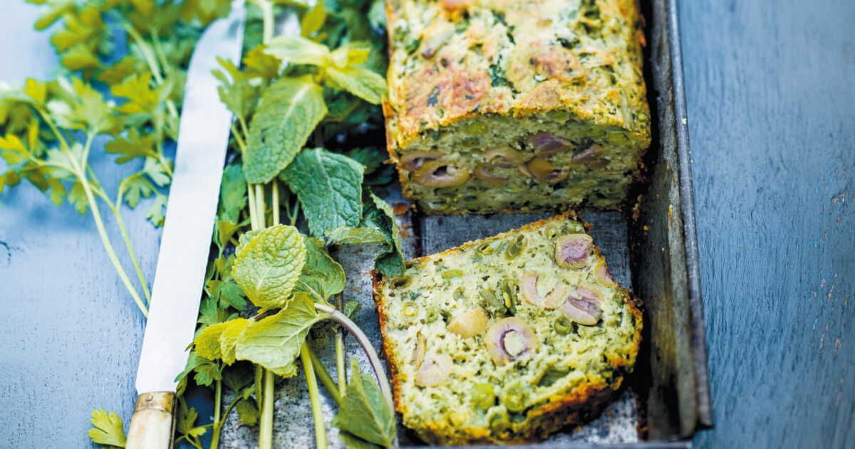 Un cake vert aux légumes et olives irrésistible