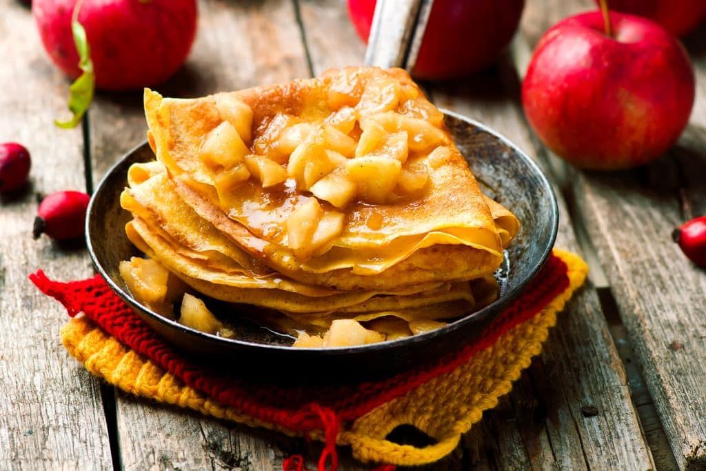 Chandeleur : explorez une crêpe sucrée-salée au brie et aux pommes caramélisées