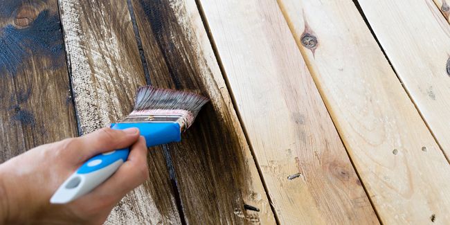 Peindre sur du bois sans ponçage : le guide pratique pour un coup de frais réussi