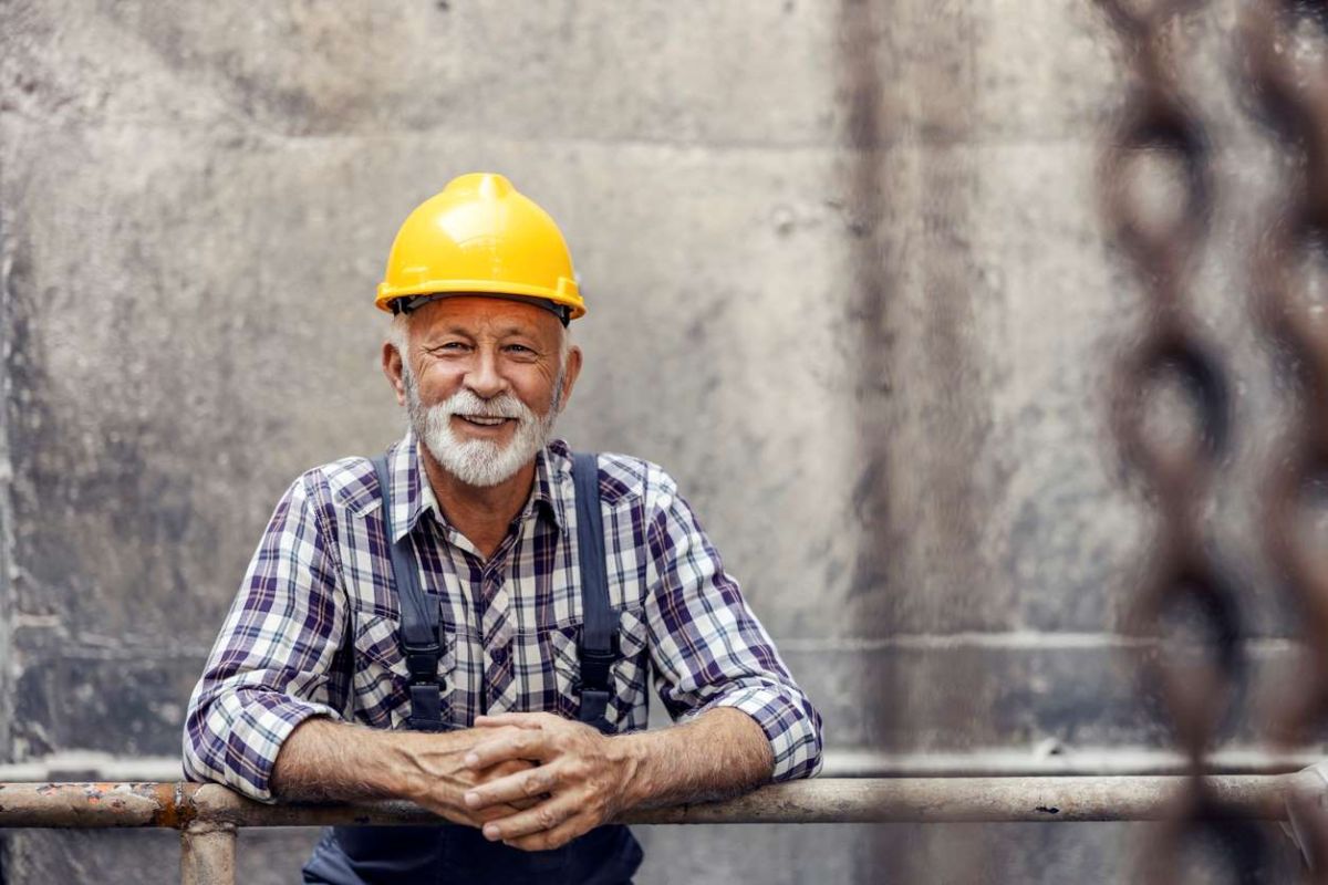 Découvrez les secteurs qui recrutent les seniors en 2023