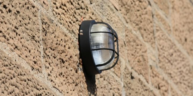 Comment installer des appliques extérieures ?