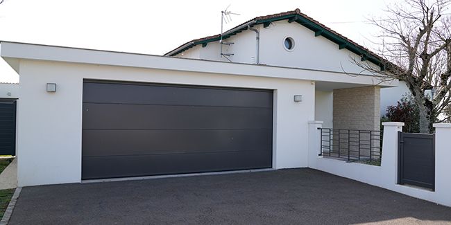 Comment choisir la porte de garage électrique idéale : options, prix et conseils