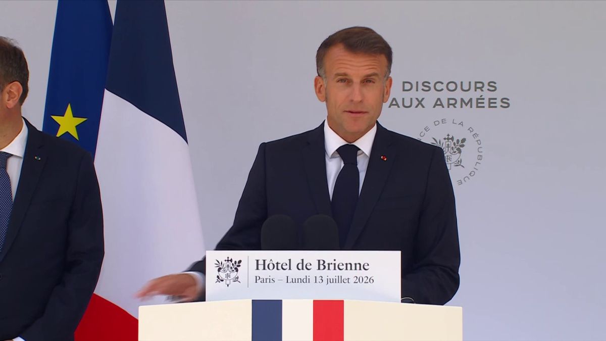 Macron souligne la nécessité d'accélérer la production militaire en France