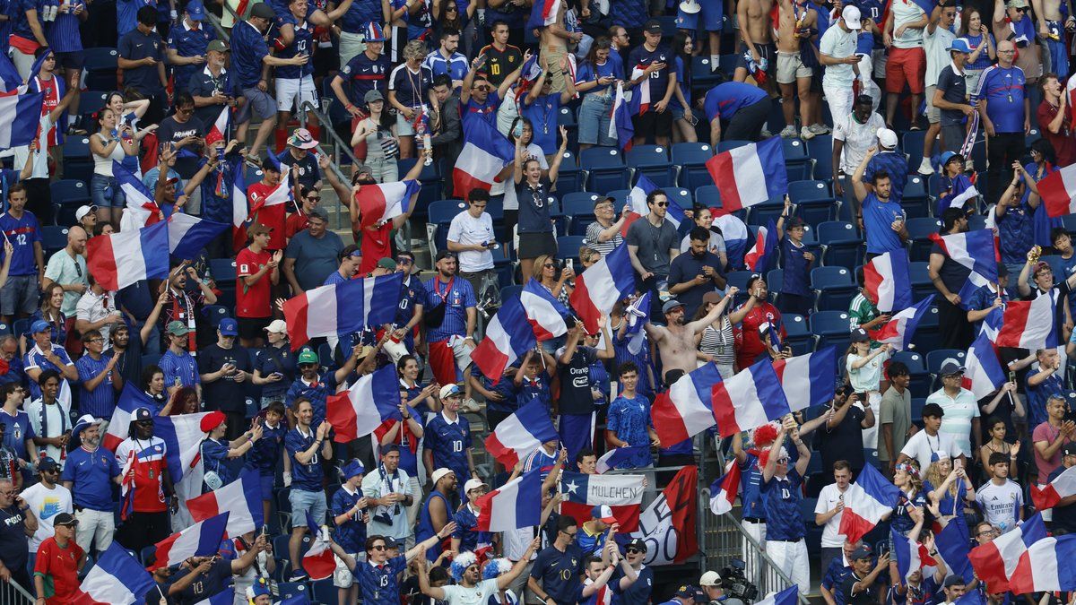 Union sacrée autour des Bleus : le soutien français face aux attaques racistes