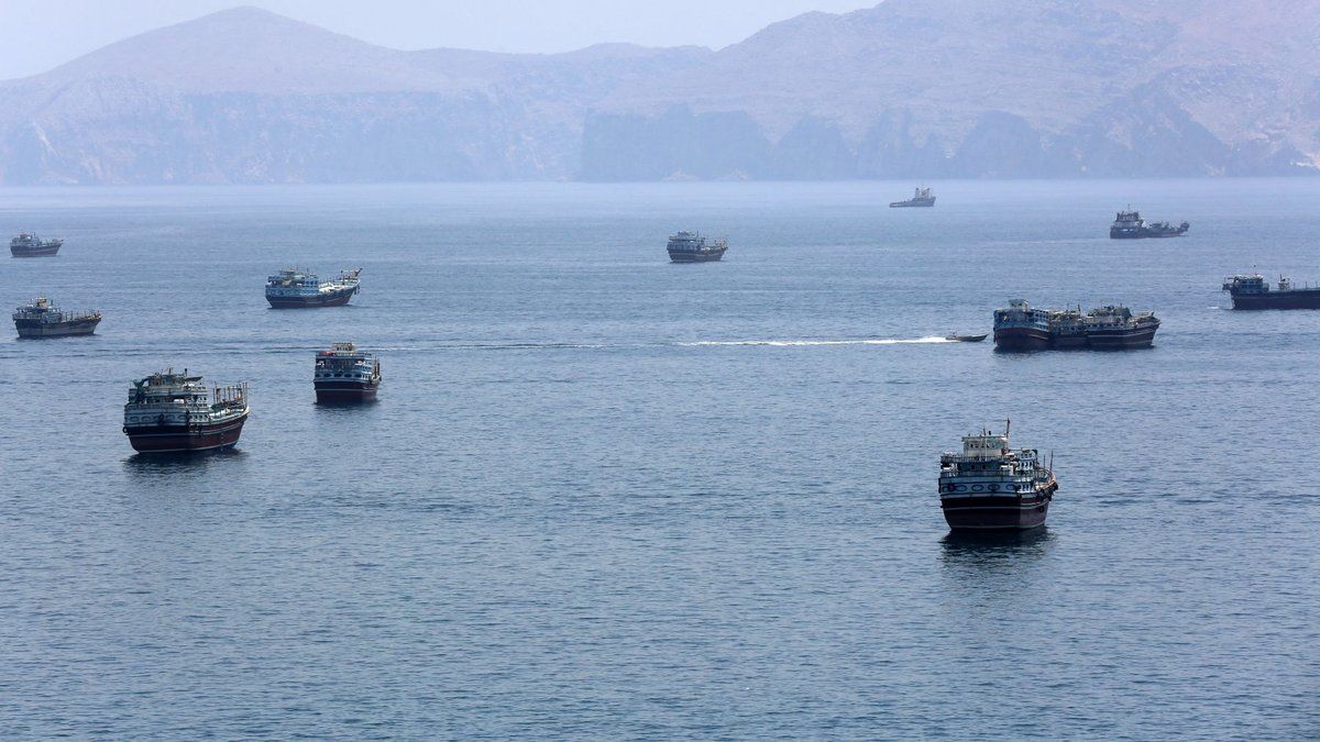 la tension monte dans le golfe : l'iran ferme le détroit d'oruz, les frappes américaines s'intensifient