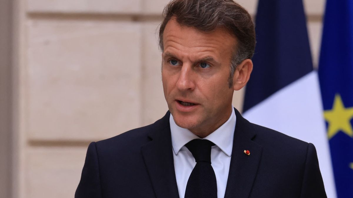 Emmanuel Macron en visite à Fontainebleau pour soutenir la lutte contre les incendies